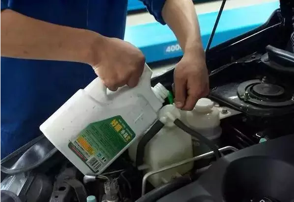 發(fā)動機(jī)冷卻液液面檢查 