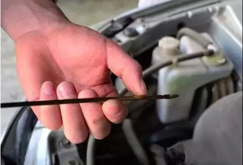 發(fā)動機(jī)油量檢查